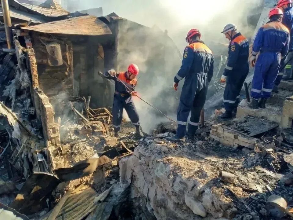 Сотрудники Туапсинского и Сочинского отрядов «Кубань-СПАС» в составе 12 человек работают на месте падения БПЛА по одному из адресов в Туапсе Сотрудники Туапсинского и Сочинского отрядов «Кубань-СПАС» в составе 12 человек работают на месте падения БПЛА по одному из адресов в Туапсе