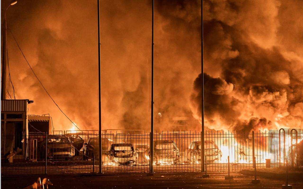 Сергей Лебедев: #Киев, прилетало.... Пока еще всего не знаю, да и всего не узнаю, но судя по некоторым дымам, горит ГСМ или производства, связанные с пластиком. То есть цеха, где производились БПЛА, системы наведения, разная... Сергей Лебедев: #Киев, прилетало.... Пока еще всего не знаю, да и всего не узнаю, но судя по некоторым дымам, горит ГСМ или производства, связанные с пластиком. То есть цеха, где производились БПЛА, системы наведения, разная...