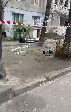 Фрагмент украинской ПВОшной ракеты валяется в одном из киевских дворов