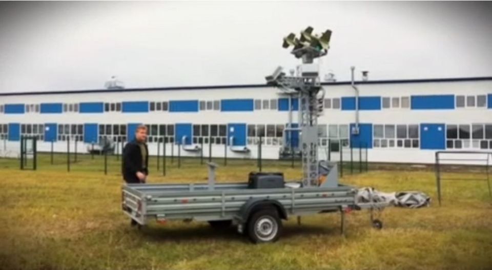 Зенитный дрон «Ёлка» на пусковой уставке, совмещённой с РЛС от компании «Юмирс», на подъёмной штанге, установленной, в свою очередь, на буксируемой платформе Зенитный дрон «Ёлка» на пусковой уставке, совмещённой с РЛС от компании «Юмирс», на подъёмной штанге, установленной, в свою очередь, на буксируемой платформе