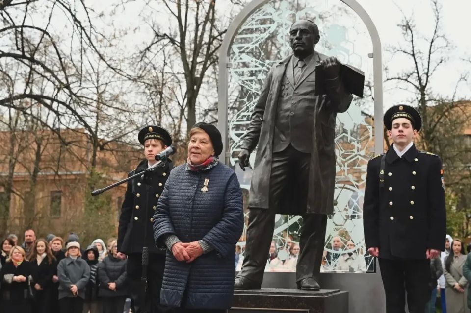 Основоположнику отечественной радиационной медицины Основоположнику отечественной радиационной медицины