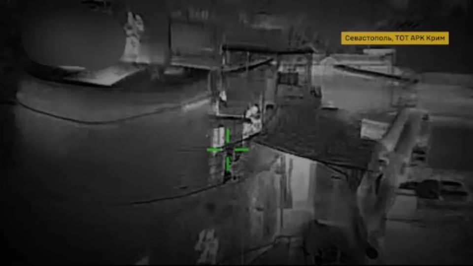 ГУР Украины, отчитываясь об атаке на Севастополь, заявляет, что в бухте были поражены два Больших десантный корабля (БДК) ГУР Украины, отчитываясь об атаке на Севастополь, заявляет, что в бухте были поражены два Больших десантный корабля (БДК)