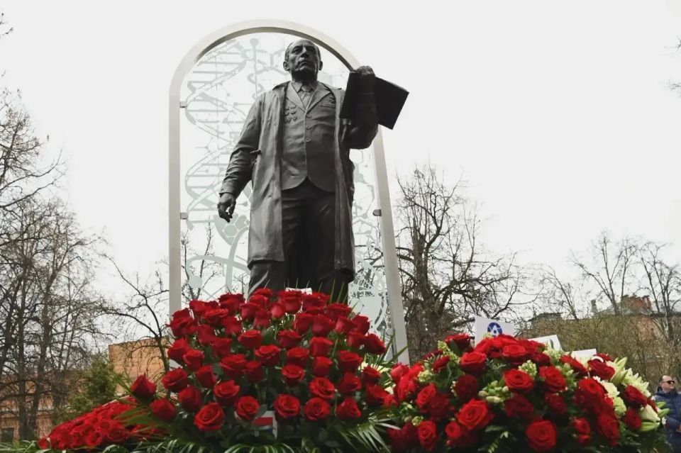 Основоположнику отечественной радиационной медицины Основоположнику отечественной радиационной медицины