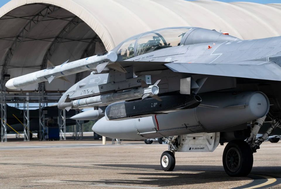 ВВС США провели испытательный запуск крылатой ракеты AGM-188a Rusty Dagger, разрабатываемой для Украины в рамках программы ERAM, с истребителя F-16D ВВС США провели испытательный запуск крылатой ракеты AGM-188a Rusty Dagger, разрабатываемой для Украины в рамках программы ERAM, с истребителя F-16D