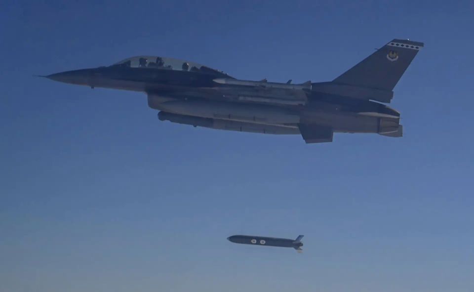 ВВС США провели испытательный запуск крылатой ракеты AGM-188a Rusty Dagger, разрабатываемой для Украины в рамках программы ERAM, с истребителя F-16D ВВС США провели испытательный запуск крылатой ракеты AGM-188a Rusty Dagger, разрабатываемой для Украины в рамках программы ERAM, с истребителя F-16D