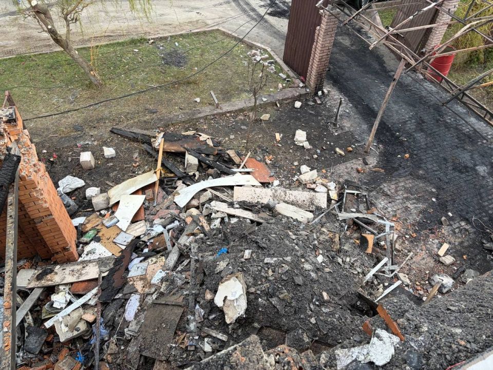 Советник министра обороны Украины показал, что осталось от его дома после атаки "Герани" Советник министра обороны Украины показал, что осталось от его дома после атаки "Герани"