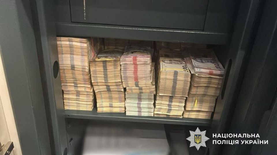 Сеть магазинов U420, продававшую психотропы, организовала банда во главе с наркобароном "Мексиканцем" Сеть магазинов U420, продававшую психотропы, организовала банда во главе с наркобароном "Мексиканцем"