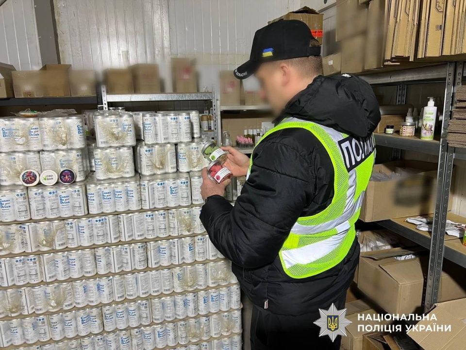Сеть магазинов U420, продававшую психотропы, организовала банда во главе с наркобароном "Мексиканцем" Сеть магазинов U420, продававшую психотропы, организовала банда во главе с наркобароном "Мексиканцем"
