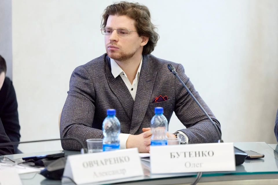 В ОП РФ почтили память выдающегося писателя и активиста пророссийского движения Украины Олеся Бузины В ОП РФ почтили память выдающегося писателя и активиста пророссийского движения Украины Олеся Бузины