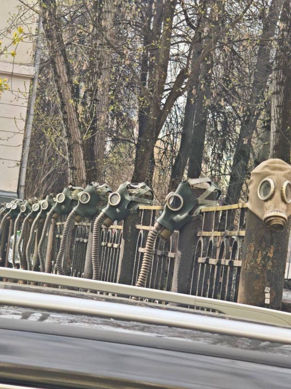Жители востока Москвы испугались «стены противогазов» Жители востока Москвы испугались «стены противогазов»