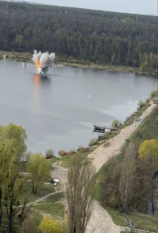 Момент падения "Герани-2" в озеро сегодня утром во время ударов по Киеву Момент падения "Герани-2" в озеро сегодня утром во время ударов по Киеву