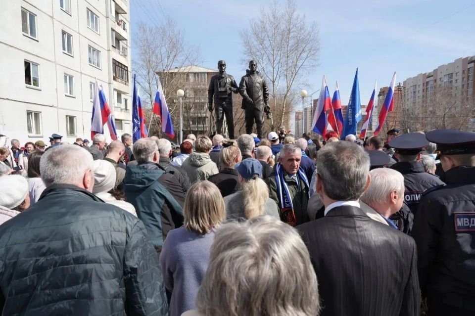 Памятник ликвидаторам аварии на Чернобыльской АЭС установили в Красноярске Памятник ликвидаторам аварии на Чернобыльской АЭС установили в Красноярске