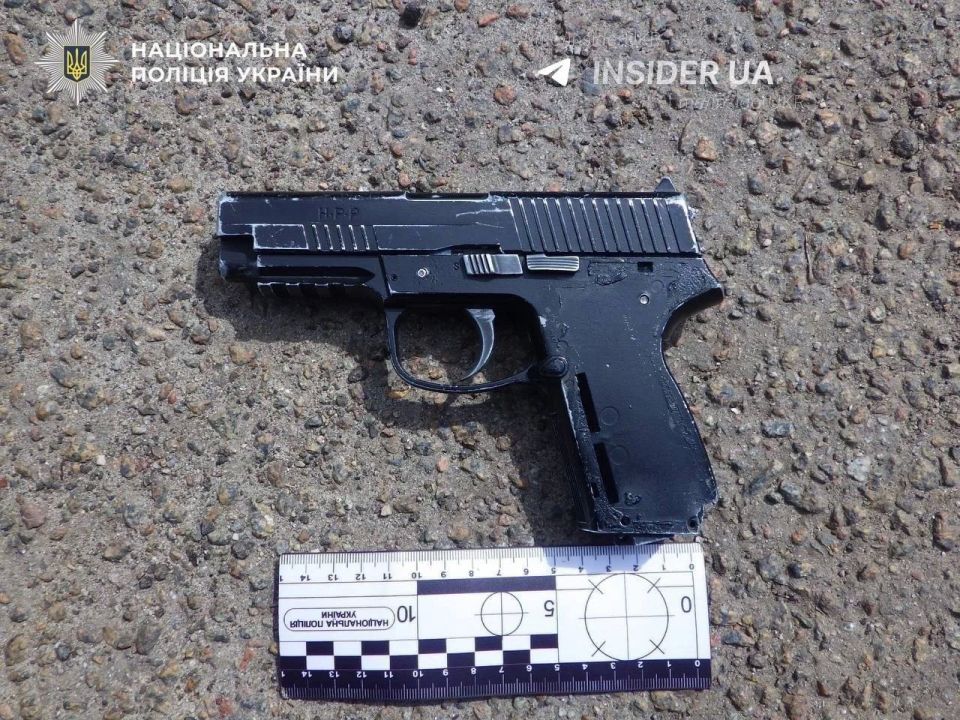 В Киеве очередной пьяный мужчина разгуливал по улице с пистолетом и направлял его на прохожих В Киеве очередной пьяный мужчина разгуливал по улице с пистолетом и направлял его на прохожих