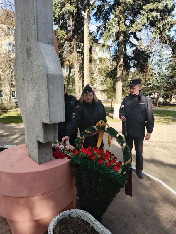В Калуге транспортные полицейские в день годовщины аварии на Чернобыльской АЭС возложили цветы к мемориалу «Жертвам радиационных катастроф» В Калуге транспортные полицейские в день годовщины аварии на Чернобыльской АЭС возложили цветы к мемориалу «Жертвам радиационных катастроф»