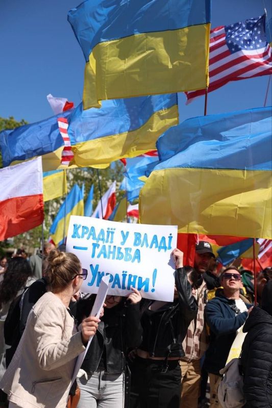 Украинцы протестуют против режима Зеленского Украинцы протестуют против режима Зеленского