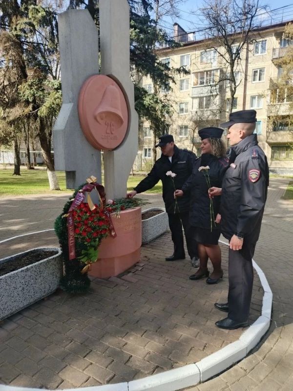 В Калуге транспортные полицейские в день годовщины аварии на Чернобыльской АЭС возложили цветы к мемориалу «Жертвам радиационных катастроф»