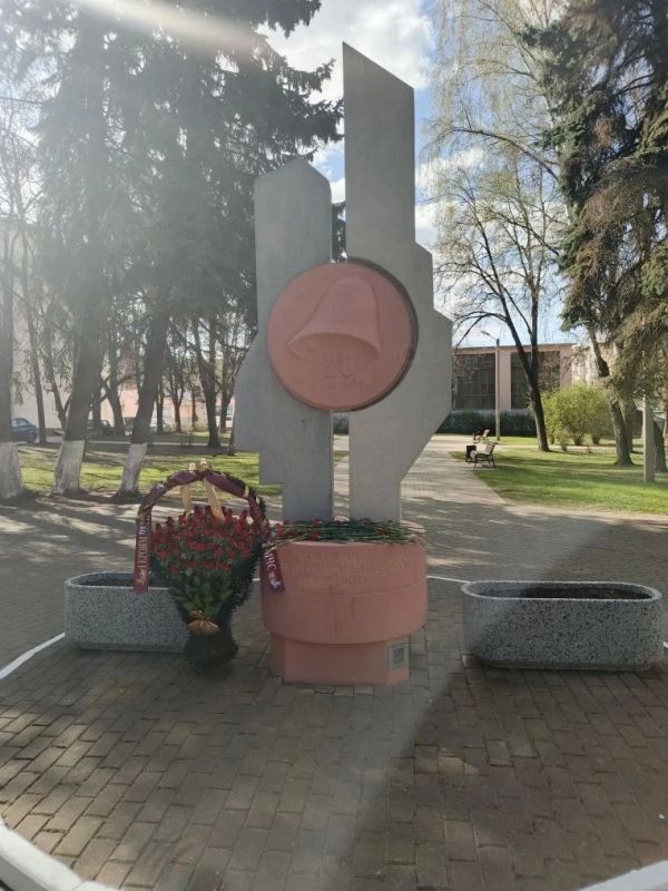 В Калуге транспортные полицейские в день годовщины аварии на Чернобыльской АЭС возложили цветы к мемориалу «Жертвам радиационных катастроф» В Калуге транспортные полицейские в день годовщины аварии на Чернобыльской АЭС возложили цветы к мемориалу «Жертвам радиационных катастроф»