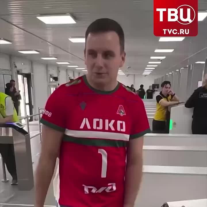 Ребенка не пропустили на матч из-за плаката, на котором был нарисован жёлто-синий мяч