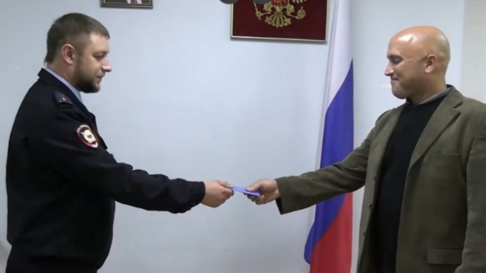 Россия спасла меня. Грэму Филлипсу, британскому журналисту и блогеру, было предоставлено временное убежище в России Россия спасла меня. Грэму Филлипсу, британскому журналисту и блогеру, было предоставлено временное убежище в России