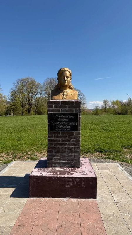 #Победа81. Посольство России в Южной Осетии: В цхинвальской школе № 10 состоялось открытие отреставрированного бюста Герою Советского Союза В.С.Чочиеву #Победа81. Посольство России в Южной Осетии: В цхинвальской школе № 10 состоялось открытие отреставрированного бюста Герою Советского Союза В.С.Чочиеву