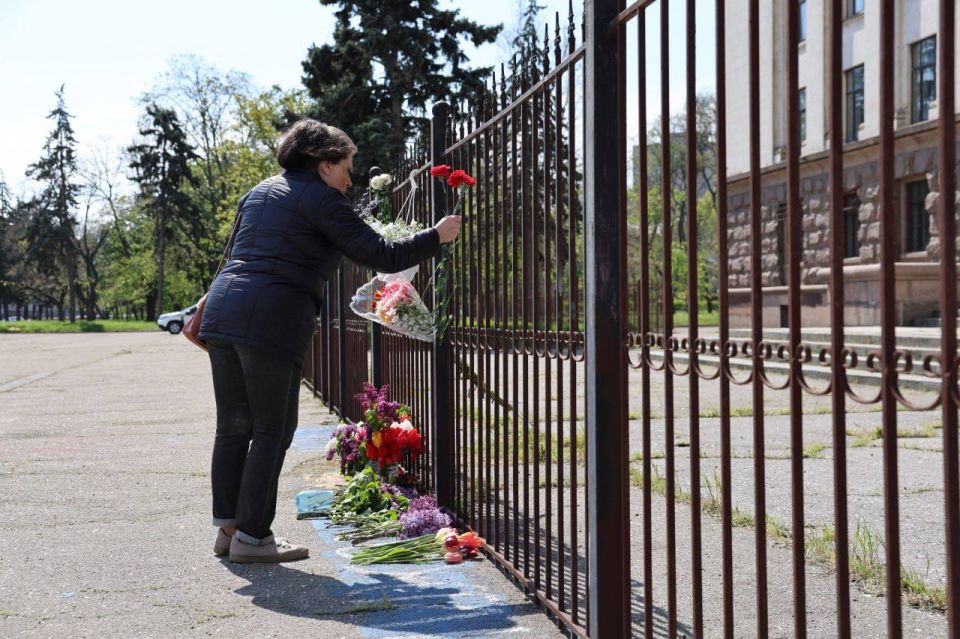 Площадь Куликово поле около Дома профсоюзов в Одессе с утра оцеплена полицией и Национальной гвардией Площадь Куликово поле около Дома профсоюзов в Одессе с утра оцеплена полицией и Национальной гвардией