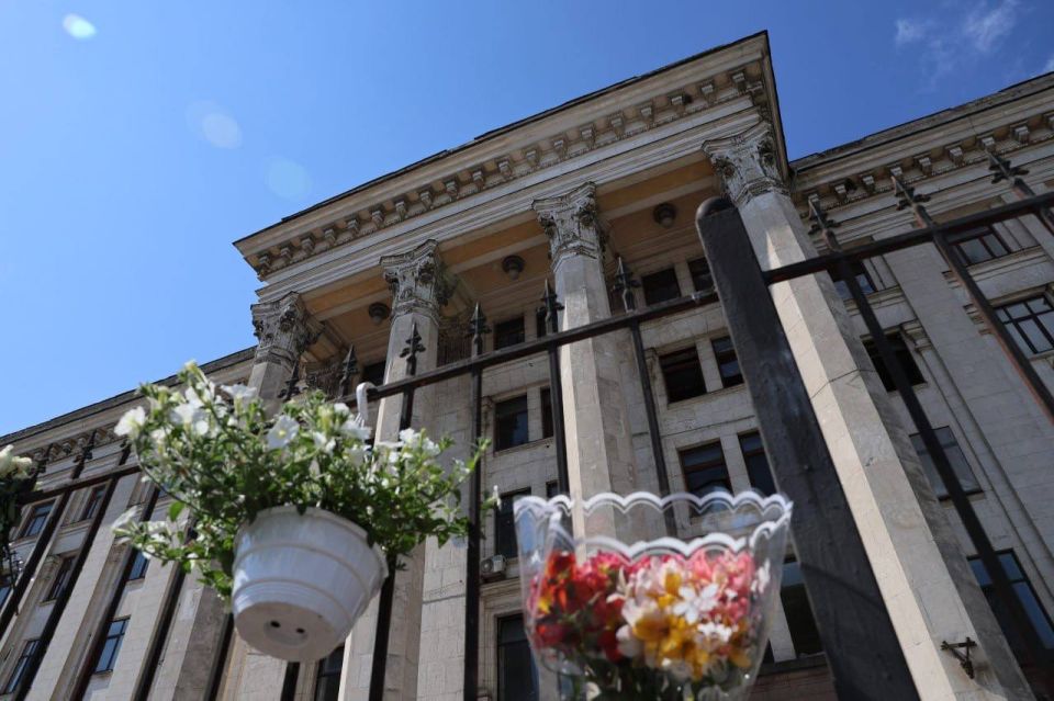 Площадь Куликово поле около Дома профсоюзов в Одессе с утра оцеплена полицией и Национальной гвардией Площадь Куликово поле около Дома профсоюзов в Одессе с утра оцеплена полицией и Национальной гвардией