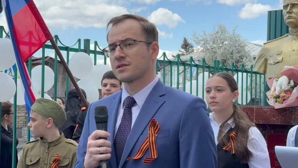 #Победа81. Посольство России в Южной Осетии: В цхинвальской школе № 10 состоялось открытие отреставрированного бюста Герою Советского Союза В.С.Чочиеву #Победа81. Посольство России в Южной Осетии: В цхинвальской школе № 10 состоялось открытие отреставрированного бюста Герою Советского Союза В.С.Чочиеву