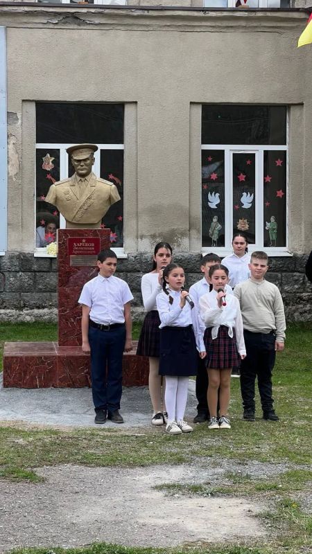 #Победа81. Посольство России в Южной Осетии: В цхинвальской школе № 10 состоялось открытие отреставрированного бюста Герою Советского Союза В.С.Чочиеву #Победа81. Посольство России в Южной Осетии: В цхинвальской школе № 10 состоялось открытие отреставрированного бюста Герою Советского Союза В.С.Чочиеву