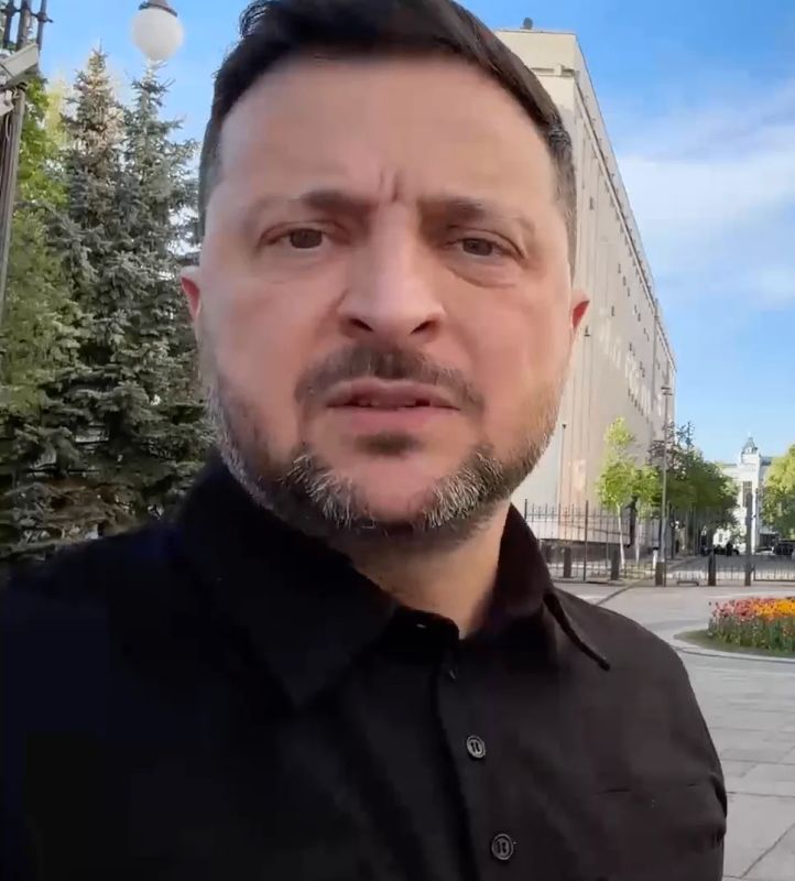 Зеленский нарывается. Главарь киевского режима заявил, что не рекомендует иностранным гостям приезжать в Москву на 9 Мая