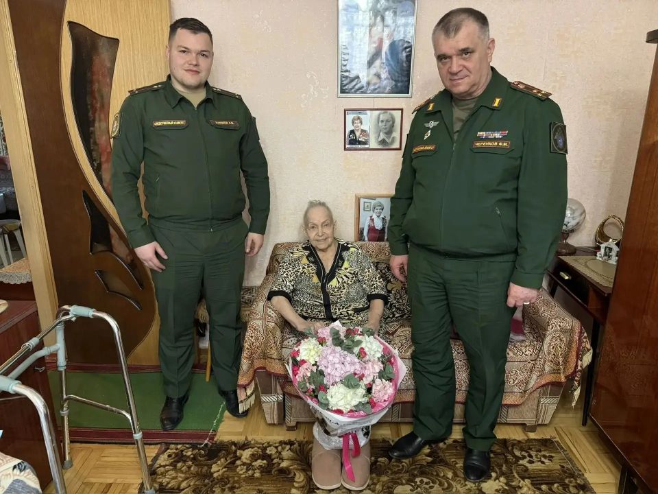 Офицеры военных следственных органов Южного военного округа поздравили ветеранов Великой Отечественной войны с Днем Победы Офицеры военных следственных органов Южного военного округа поздравили ветеранов Великой Отечественной войны с Днем Победы