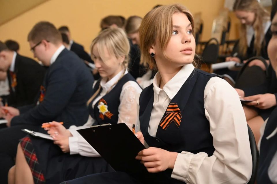 Денис Пушилин: В преддверии Дня Донецкой Народной Республики в школах региона прошла акция «Знаток Русского Донбасса» Денис Пушилин: В преддверии Дня Донецкой Народной Республики в школах региона прошла акция «Знаток Русского Донбасса»