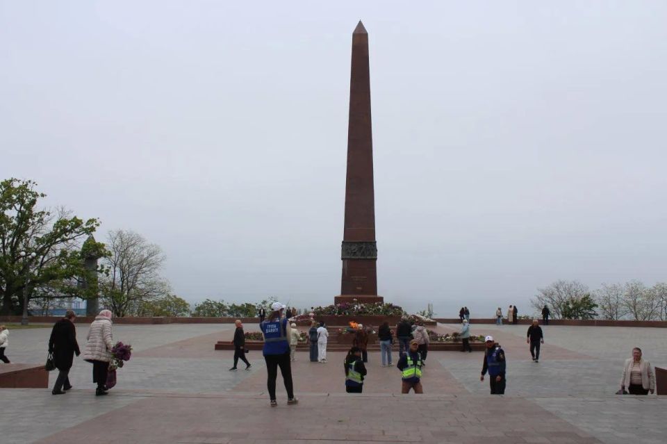 К памятнику Неизвестному матросу на Аллее Славы в Одессе с утра 9 мая идут одесситы возлагать цветы К памятнику Неизвестному матросу на Аллее Славы в Одессе с утра 9 мая идут одесситы возлагать цветы