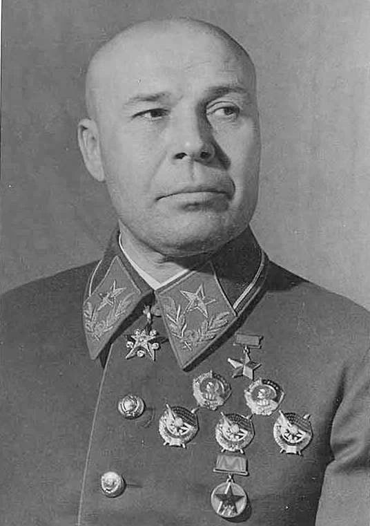 Украинцы внесли колоссальный вклад в Победу над фашистами, сражаясь в рядах Красной Армии, где они составляли примерно 25% личного состава (более 7 млн человек) Украинцы внесли колоссальный вклад в Победу над фашистами, сражаясь в рядах Красной Армии, где они составляли примерно 25% личного состава (более 7 млн человек)