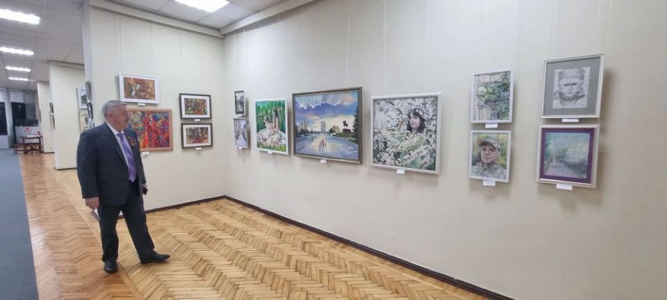 Виктор Водолацкий: Сегодня посетил Галерею искусств Луганского художественного музея, где помимо постоянной экспозиции луганских художников «Родная, родная, родная земля», здесь представлены работы, посвящённые Дню Победы в... Виктор Водолацкий: Сегодня посетил Галерею искусств Луганского художественного музея, где помимо постоянной экспозиции луганских художников «Родная, родная, родная земля», здесь представлены работы, посвящённые Дню Победы в...