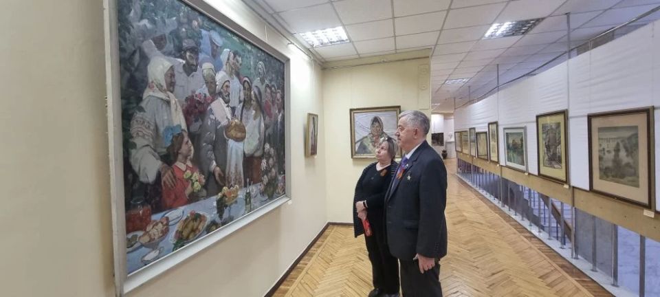 Виктор Водолацкий: Сегодня посетил Галерею искусств Луганского художественного музея, где помимо постоянной экспозиции луганских художников «Родная, родная, родная земля», здесь представлены работы, посвящённые Дню Победы в... Виктор Водолацкий: Сегодня посетил Галерею искусств Луганского художественного музея, где помимо постоянной экспозиции луганских художников «Родная, родная, родная земля», здесь представлены работы, посвящённые Дню Победы в...