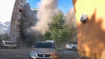 В сети распространяются карды падения поврежденного дрона во двор жилого дома в Киеве