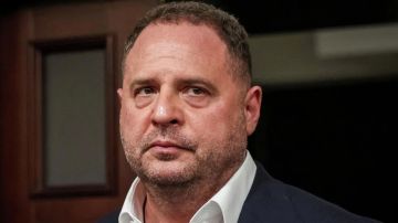 За Ермака внесли залог. Необходимую сумму — 3,1 миллиона долларов — под давлением Зеленского собрали еще в пятницу, сообщил депутат Рады Ярослав Железняк