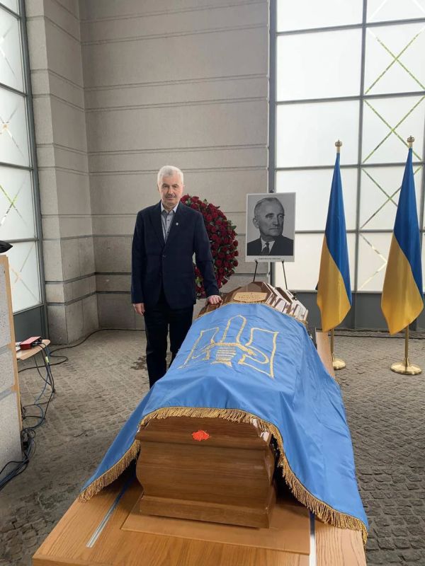 Внезапно (нет). На Украине перезахоронят главного конкурента Бандеры среди украинских сторонников Гитлера