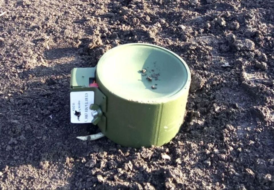Осторожно: мины. Вооруженные силы Украины заминировали одну из автомобильных дорог, ведущих в Энергодар и используемых для снабжения города и Запорожской АЭС, входящей в состав атомных станций Росатома
