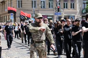 Странная денацификация: Во Львове безнаказанно маршируют под свастиками и открывают площадь палачу жителей Одессы