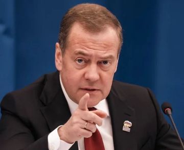 «Надо бить — как сегодня и ещё гораздо сильнее»: Медведев прокомментировал ночной массированный удар по Киеву