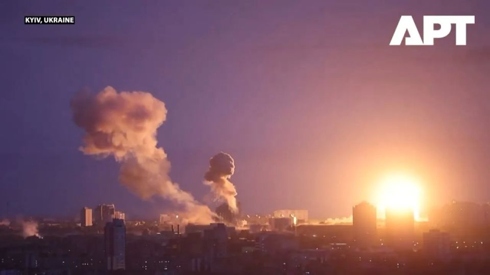 Кадры прилетов крылатых ракет Х-101 и дронов "Герань-2" по Киеву, а также работы ПВО, снятые в хорошем качестве Кадры прилетов крылатых ракет Х-101 и дронов "Герань-2" по Киеву, а также работы ПВО, снятые в хорошем качестве