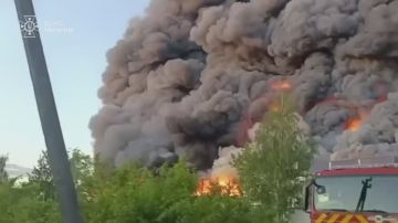 Под Киевом полностью сгорел огромный склад после удара