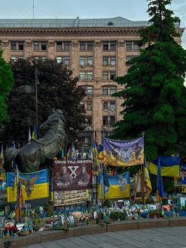На Крещатике в Киеве взрывной волной выбило окна в многих зданиях, — местные паблики
