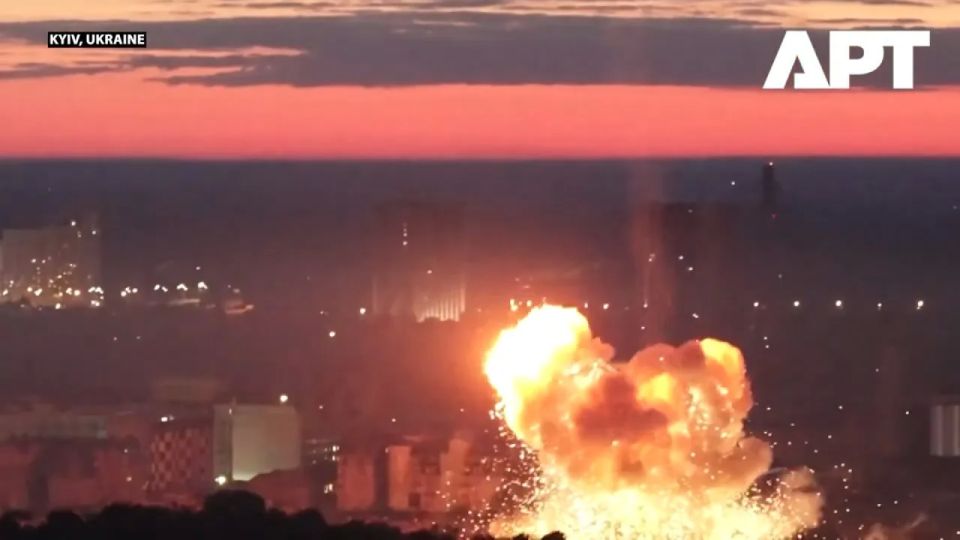 Кадры прилетов крылатых ракет Х-101 и дронов "Герань-2" по Киеву, а также работы ПВО, снятые в хорошем качестве Кадры прилетов крылатых ракет Х-101 и дронов "Герань-2" по Киеву, а также работы ПВО, снятые в хорошем качестве