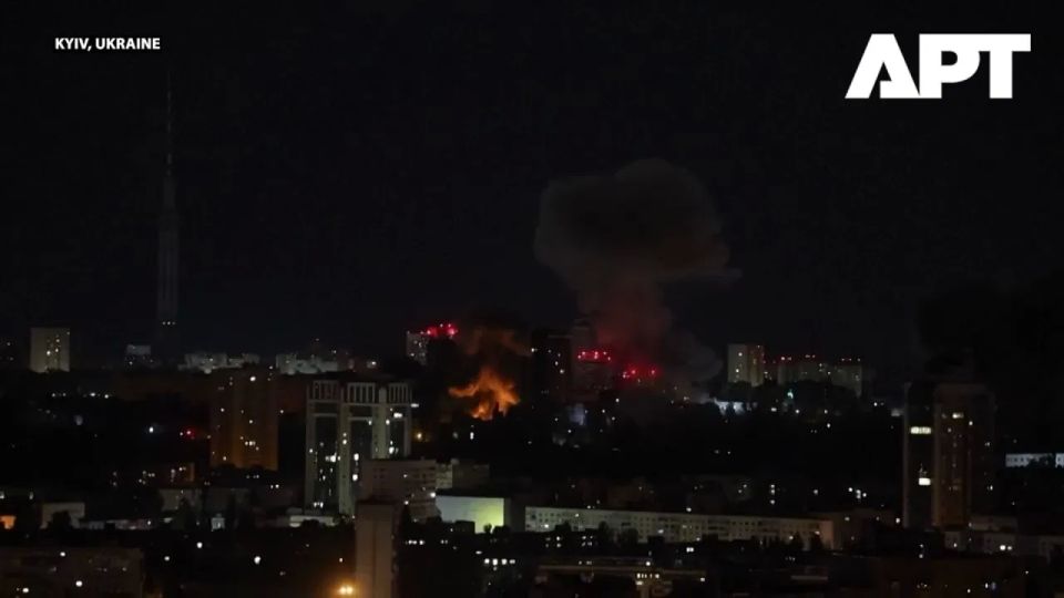 Кадры прилетов крылатых ракет Х-101 и дронов "Герань-2" по Киеву, а также работы ПВО, снятые в хорошем качестве Кадры прилетов крылатых ракет Х-101 и дронов "Герань-2" по Киеву, а также работы ПВО, снятые в хорошем качестве