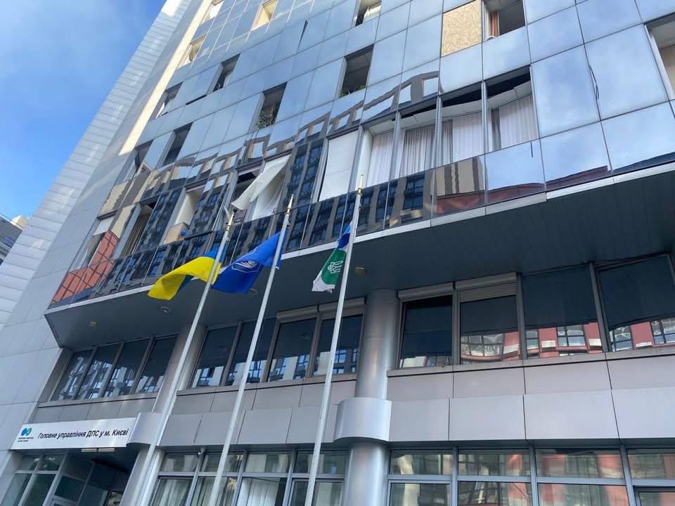 В результате сегодняшней ночной атаки повреждено здание Главного управления Государственной налоговой службы в Киеве: осколки посекли фасад, в значительной части помещения нет окон В результате сегодняшней ночной атаки повреждено здание Главного управления Государственной налоговой службы в Киеве: осколки посекли фасад, в значительной части помещения нет окон