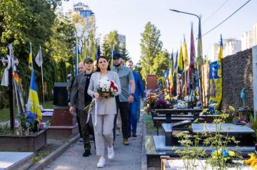 Тихановская в Киеве первым делом посетила могилу белорусской наёмницы, воевавшей против России в составе ВСУ
