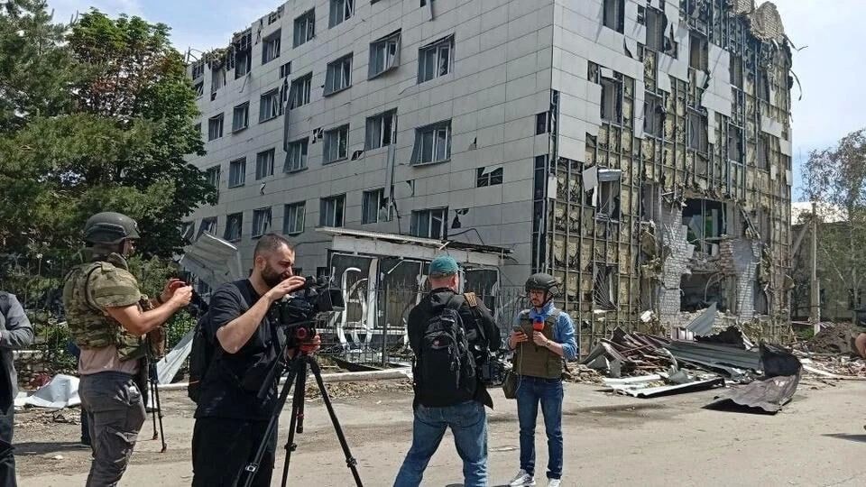 Западные СМИ однобоко освещают атаку киевского режима на колледж в Старобельске, где погиб 21 человек, заявил нидерландский журналист Эрик ван де Бейк
