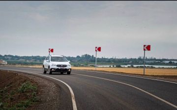 Губернатор Херсонской области Владимир Сальдо призвал к повышенной осторожности при поездках на автомобиле "в связи со складывающейся оперативной обстановкой"